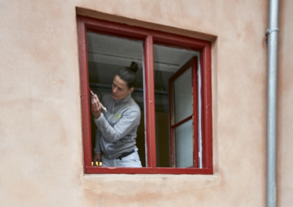 Painting windows for a housing company in Copenhagen - Painter for business